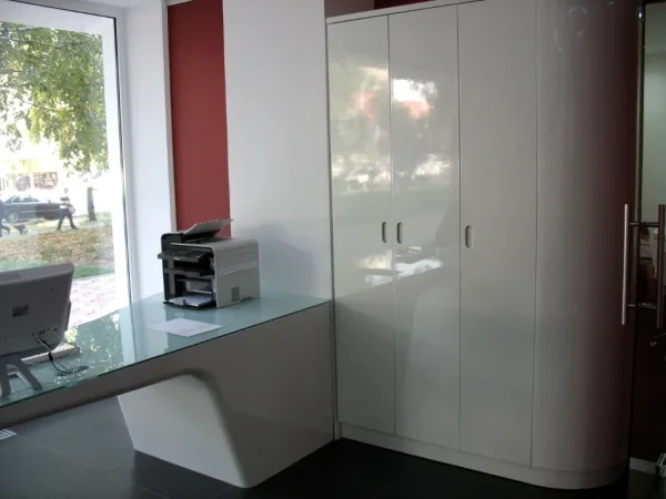 Шкаф-гардероб и консольный стол