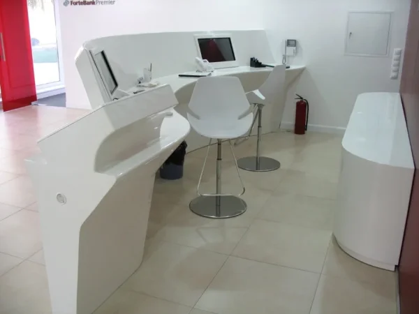 Ресепшн-стойка с терминалом электронной очереди