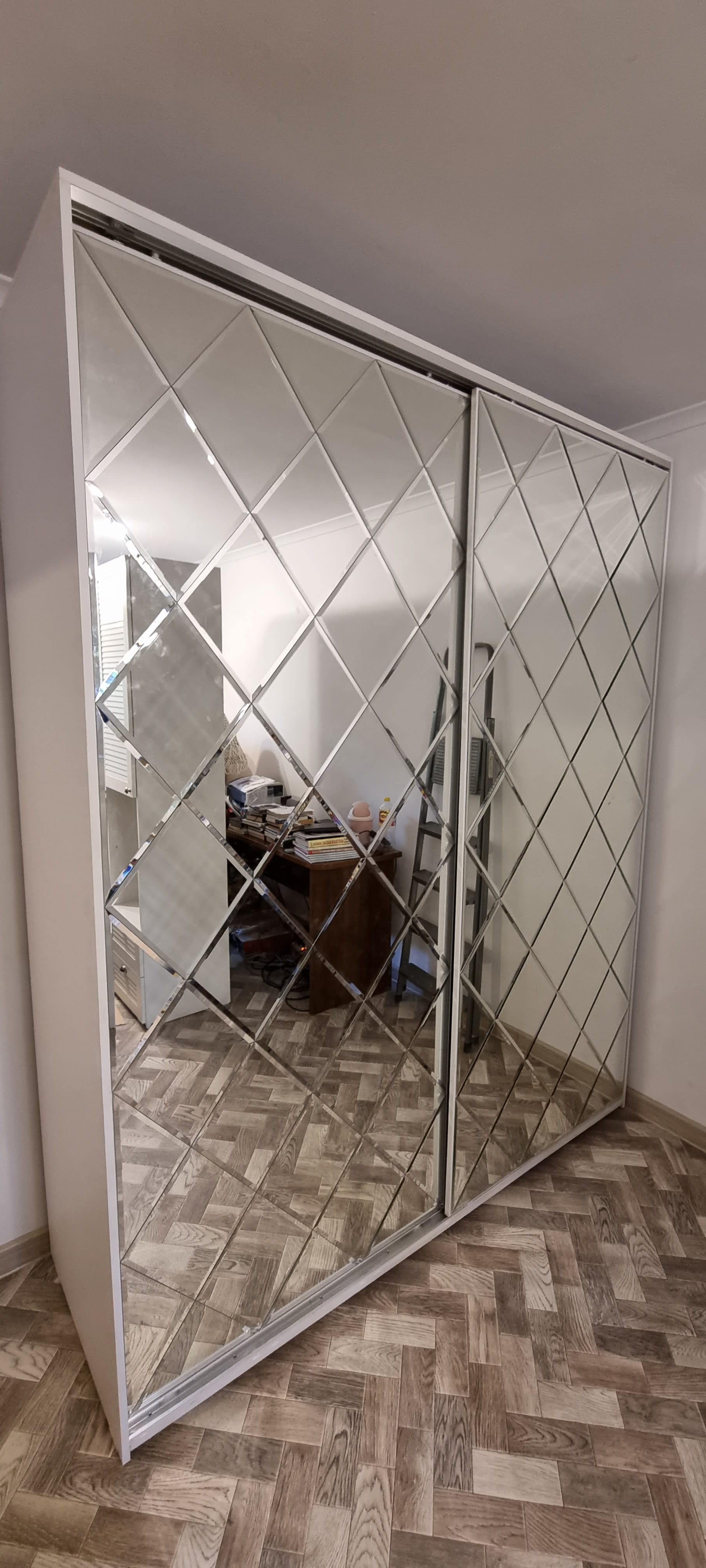 Шкаф в узкую прихожую: 5 правил, которые сэкономят место